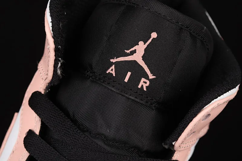 All categories Air Jordan Jordan series basketball shoes Air Jordan 1 Mid G version pure original Air Jordan 1 Mid AJ1 Joe 1 black and white powder Zhongbang basketball shoes 554725-133